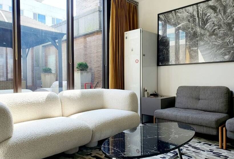 اتاق پنت هاوس, Js Boutique