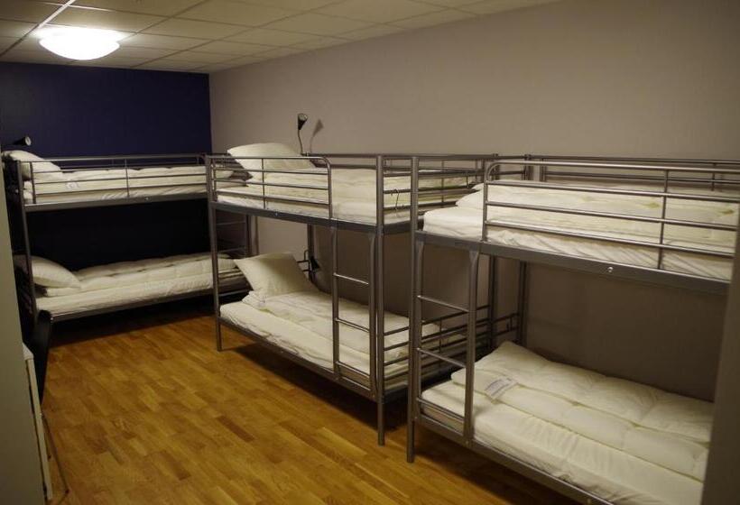 Семейный Номер Совместный Санузел, Spoton Hostel & Sportsbar