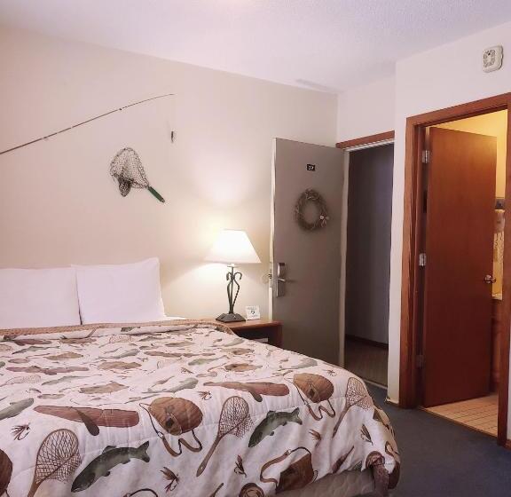 Семейный Номер, North Ironwood Acres   Black River Lodge