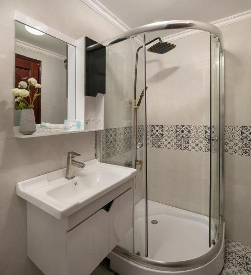 Deluxe Room, Little Diamond