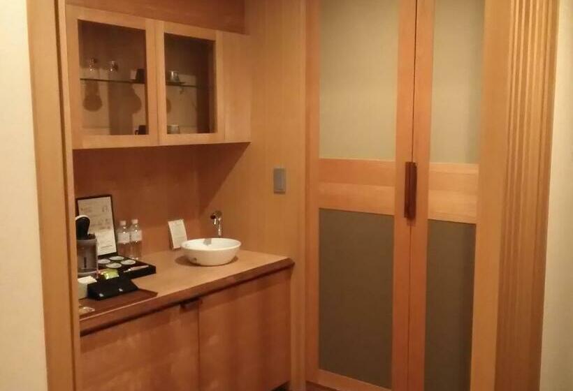 اتاق لوکس, Niseko Konbu Onsen Tsuruga Moku No Sho