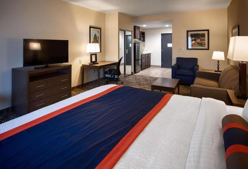 מיטת קינג בסוויטה, Best Western Plus Ardmore Inn & Suites