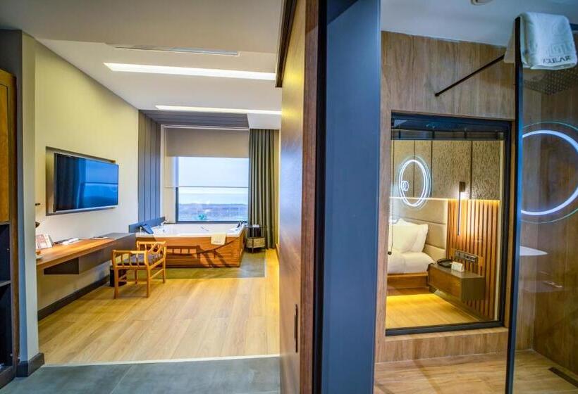 Suite Cama King, Aksular