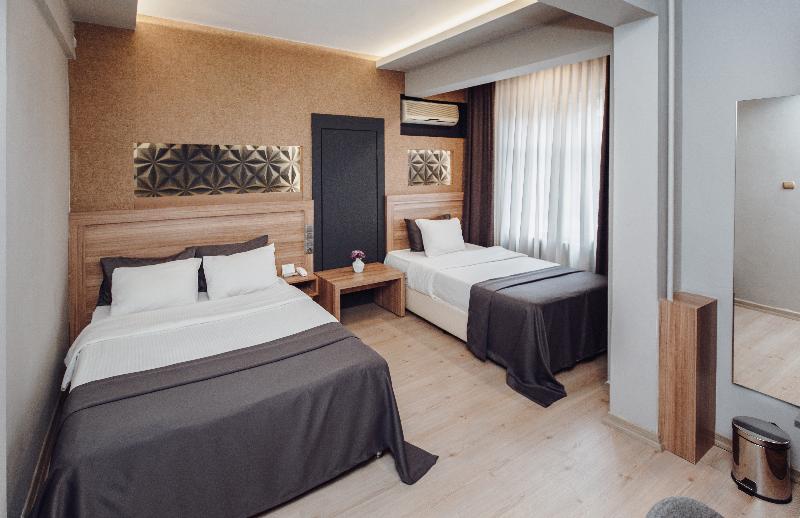 Quarto Triplo Standart, Aksular