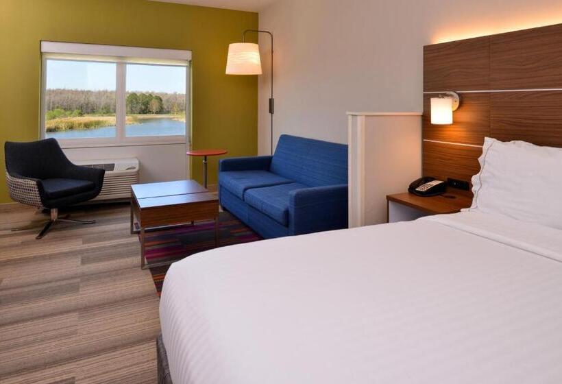 带大床的套房, Holiday Inn Express & Suites Salem, An Ihg