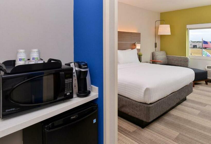 适合残疾人士使用的带超级大床的标准间, Holiday Inn Express & Suites Salem, An Ihg