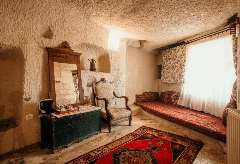 デラックストリプルルーム, Village Cave House