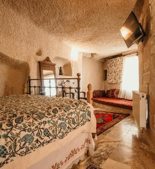 デラックストリプルルーム, Village Cave House
