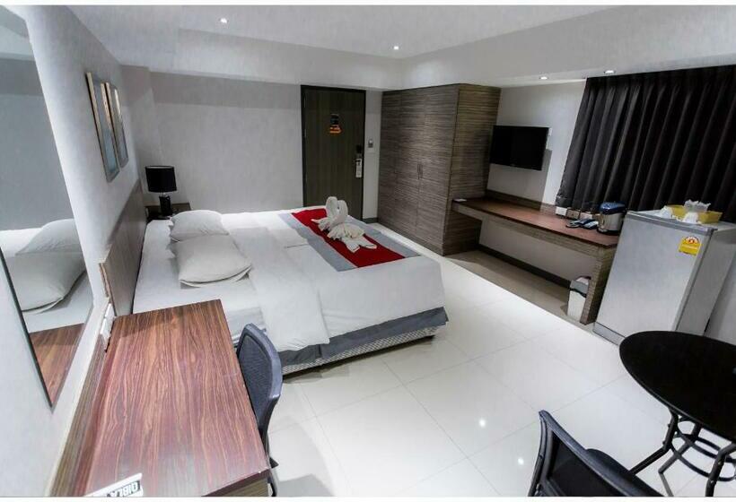 Quarto Deluxe, Pho Place