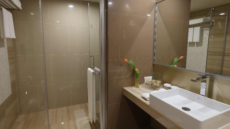 اتاق استاندارد با چشم‌انداز استخر, Holiday Inn Kuwait Al Thuraya City, An Ihg