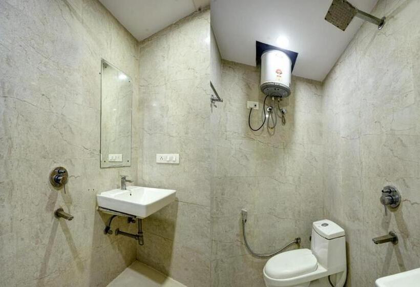 اتاق ساده سه‌ نفره, Royal Marina Near Igi Airport Delhi