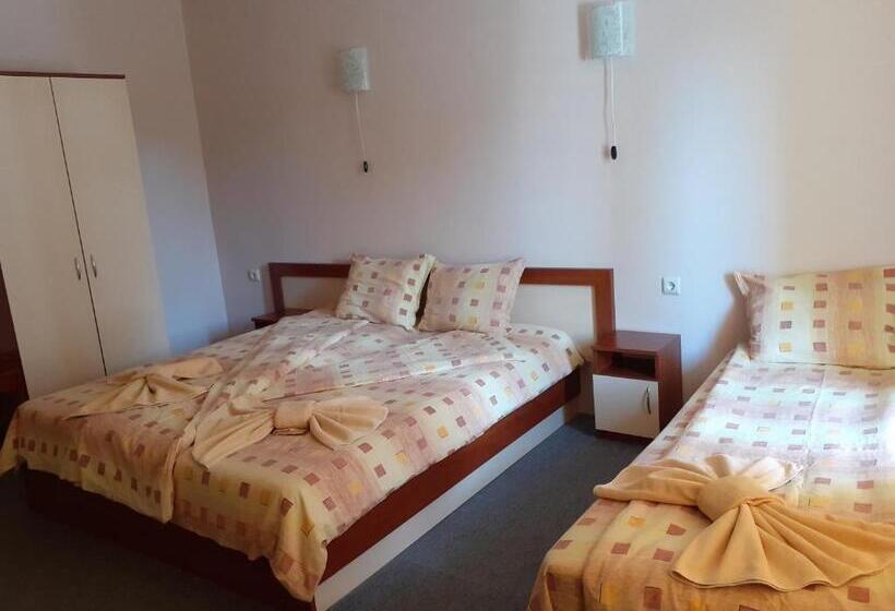 Трехместный Номер Стандарт с Балконом, Guest House Kostovi