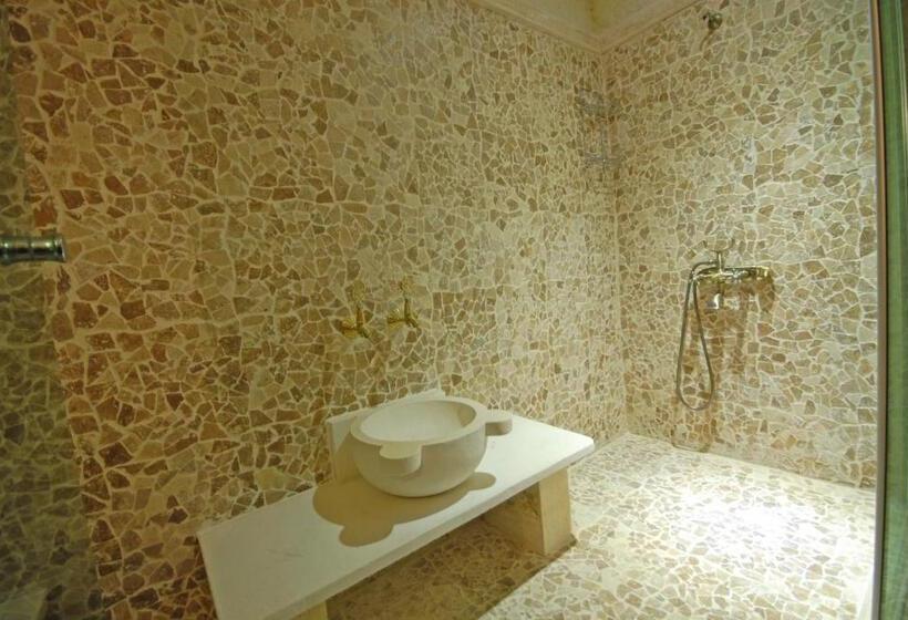 سوییت سوپریور, Phocas Cave Suites