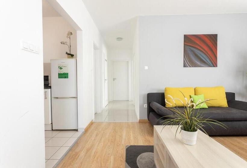 Апартаменты 3 Спальни, Maple Tree Budget Apartments