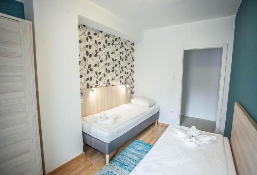 Апартаменты Deluxe 2 Спальни, Maple Tree Budget Apartments