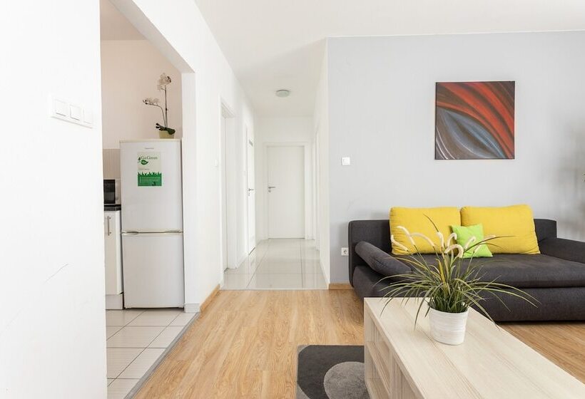 Апартаменты Deluxe 3 Спальни, Maple Tree Budget Apartments
