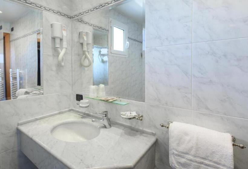 Quarto Superior Quádruplo, Atilius & Suites