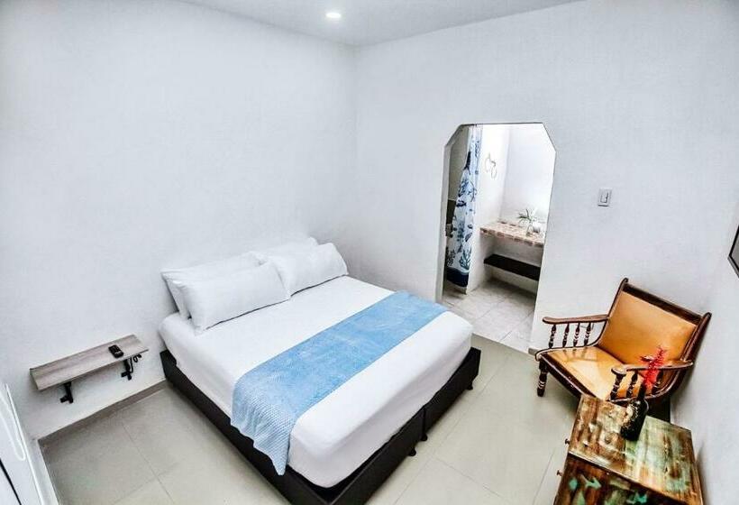 Номер Стандарт Трехместный, Room In Lodge   Tr A5d Hostel Room Near Castillo San Felipe With Pool And Wifi