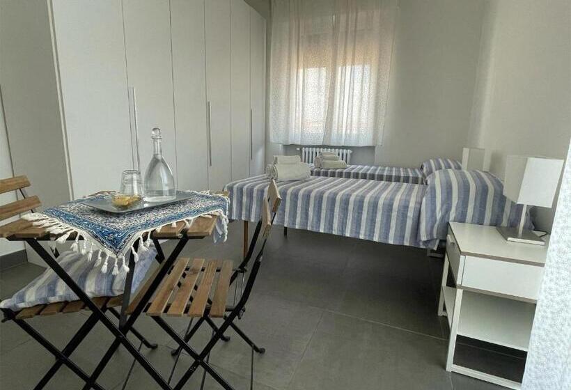 اتاق استاندارد با سرویس بهداشتی مشترک, Silvia & Simone S House