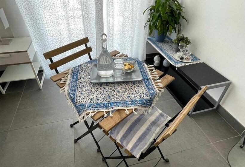 اتاق استاندارد با سرویس بهداشتی مشترک, Silvia & Simone S House