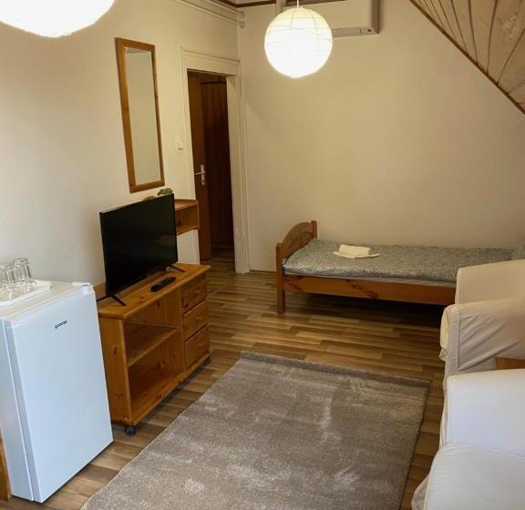 庭の見えるスタンダードトリプルルーム, Global Apartmanház