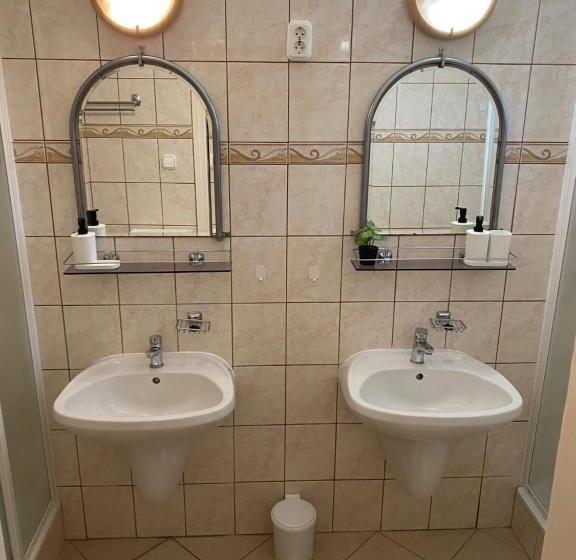 ファミリールーム, Global Apartmanház