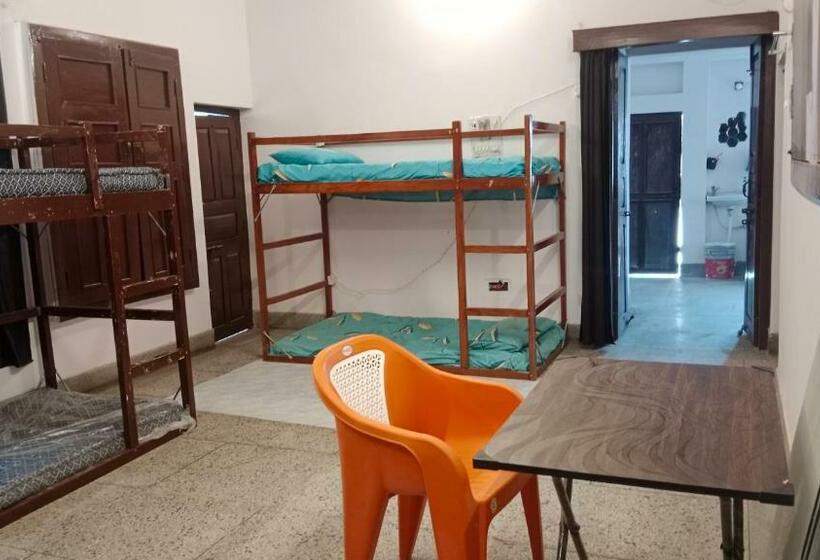 تختخواب در اتاق مشترک, Travel Hostel In Heart Of Kanpur