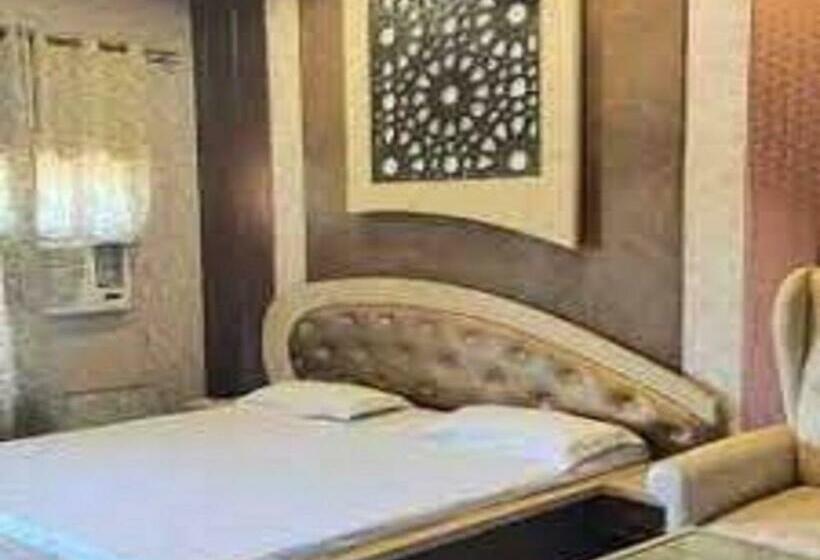 Quarto Deluxe, Ivy, Talwara