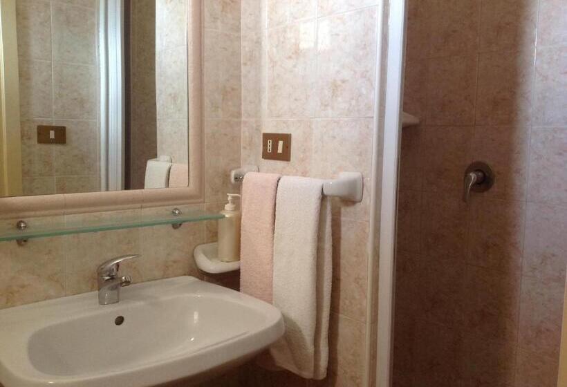 اتاق استاندارد سه نفره, Albergo Cavour