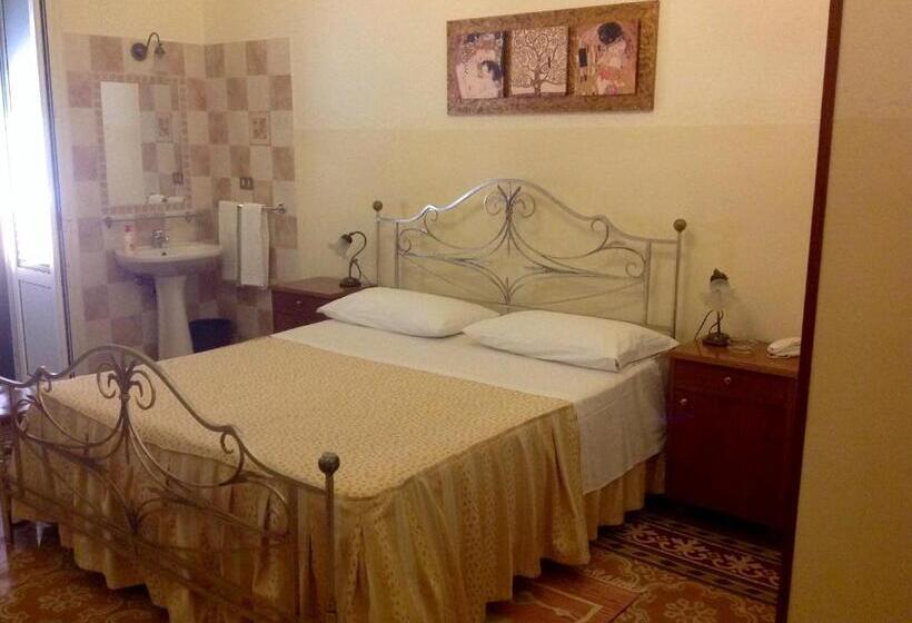 اتاق استاندارد با سرویس بهداشتی مشترک, Albergo Cavour