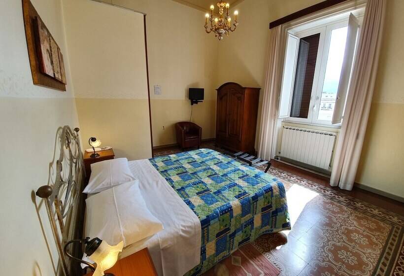 اتاق استاندارد با سرویس بهداشتی مشترک, Albergo Cavour