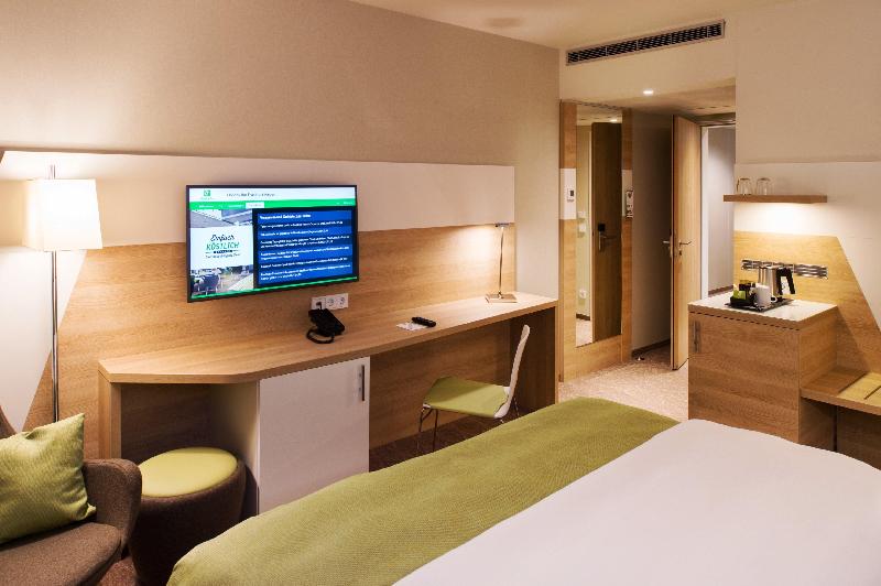 带特大床的标准间, Holiday Inn Frankfurt Airport, An Ihg