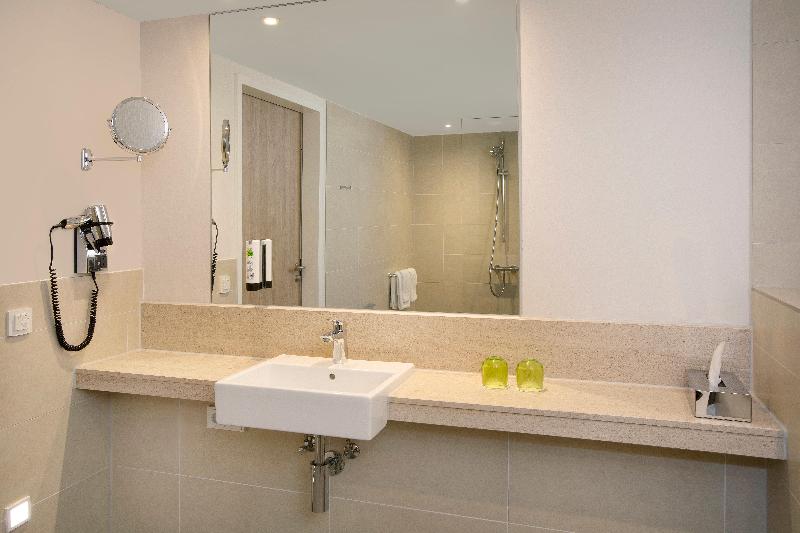 带特大床的标准间, Holiday Inn Frankfurt Airport, An Ihg