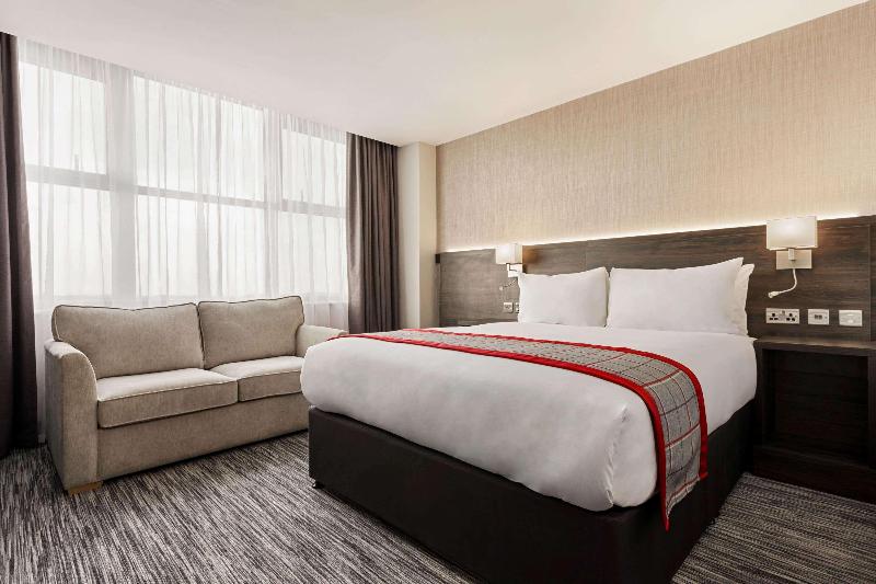 带特大床的标准间, Holiday Inn Frankfurt Airport, An Ihg