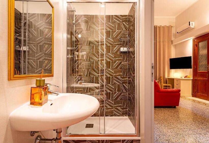 Четырехместный Номер Стандарт с Балконом, Marlin Rooms