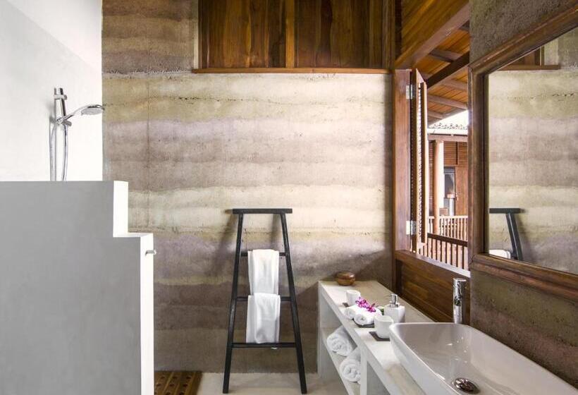 Номер Стандарт, No 05 Middle Street