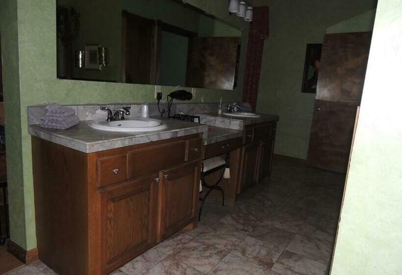 Люкс Deluxe Кровать Кинг, The Whispering Pines Inn