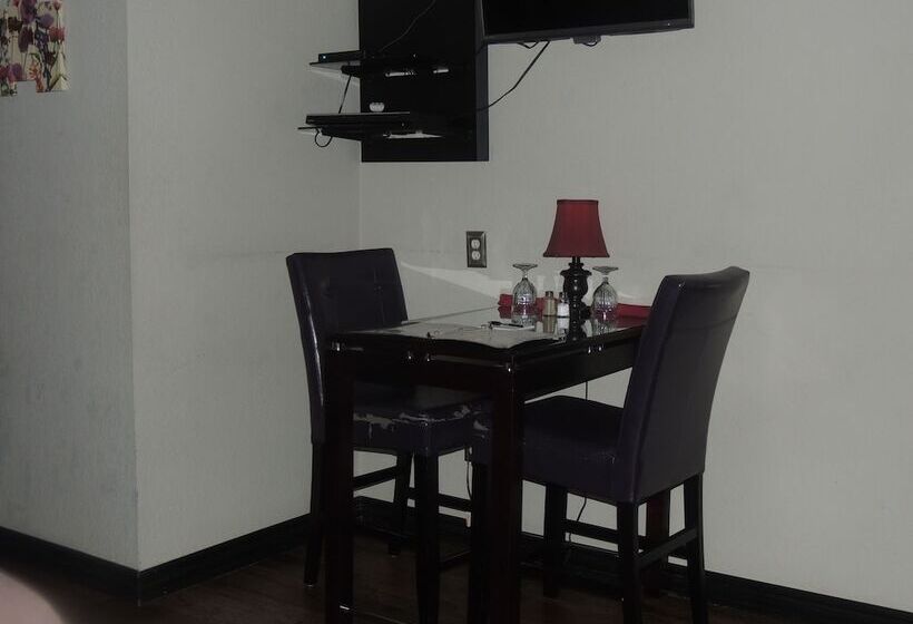 غرفة ديلوكس, The Whispering Pines Inn
