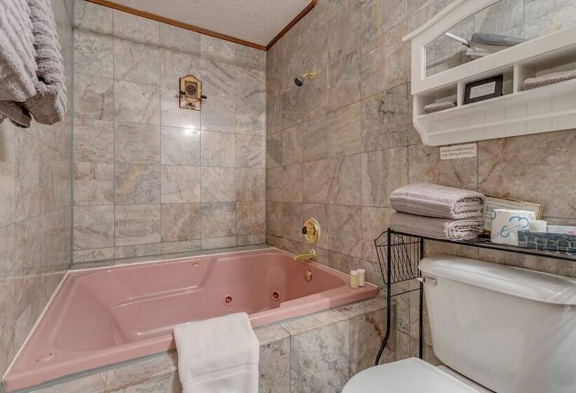חדר דלוקס, The Whispering Pines Inn