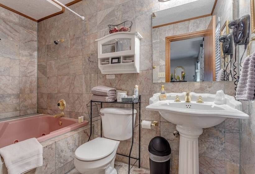 غرفة ديلوكس, The Whispering Pines Inn