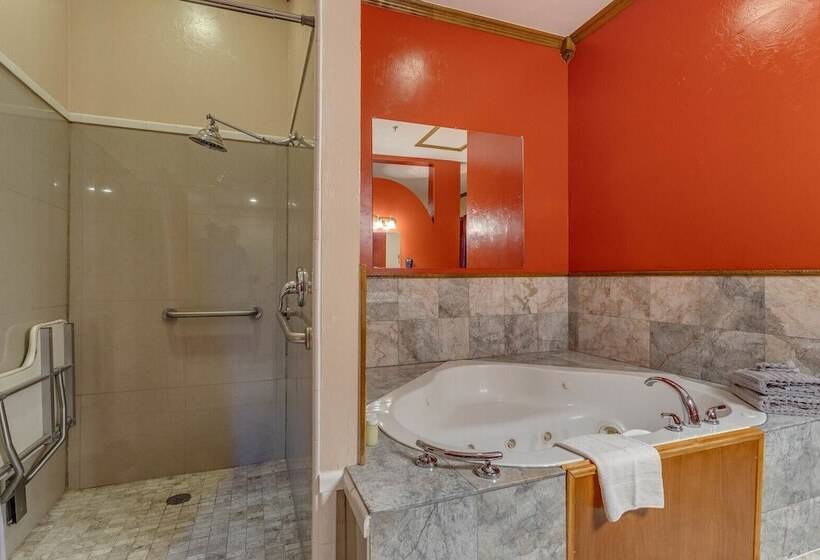 Номер Deluxe, The Whispering Pines Inn