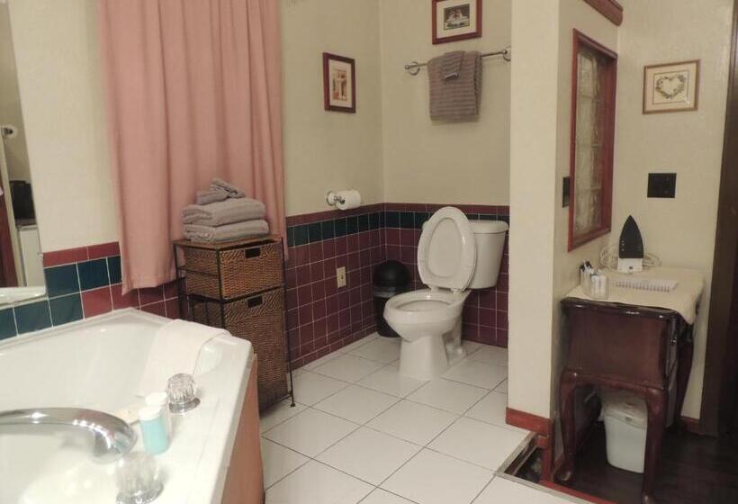 غرفة ديلوكس, The Whispering Pines Inn
