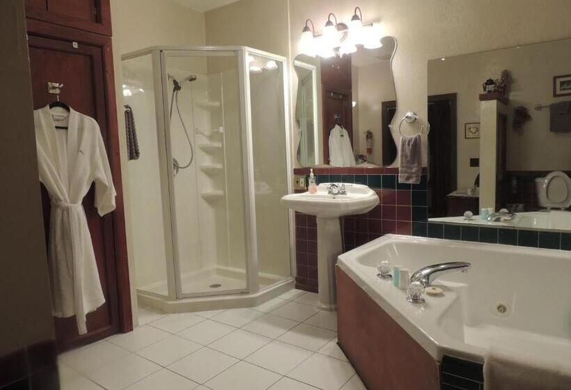 Номер Deluxe, The Whispering Pines Inn