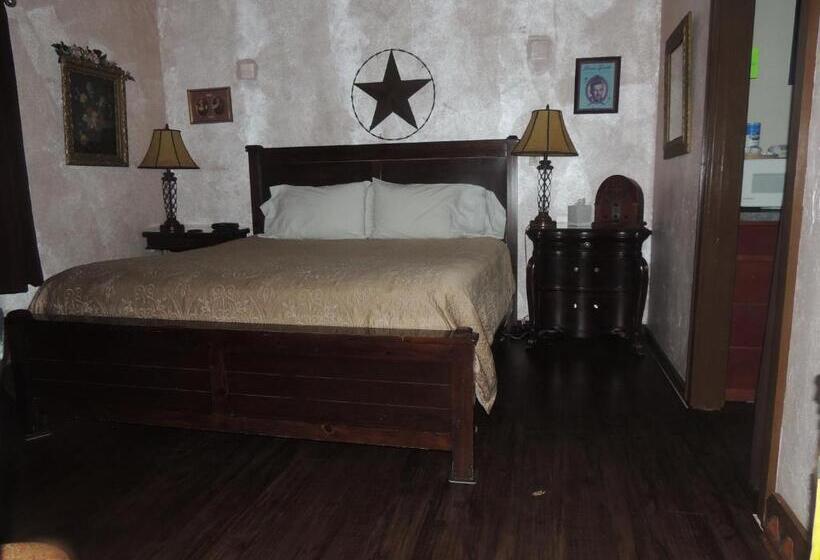 חדר דלוקס, The Whispering Pines Inn