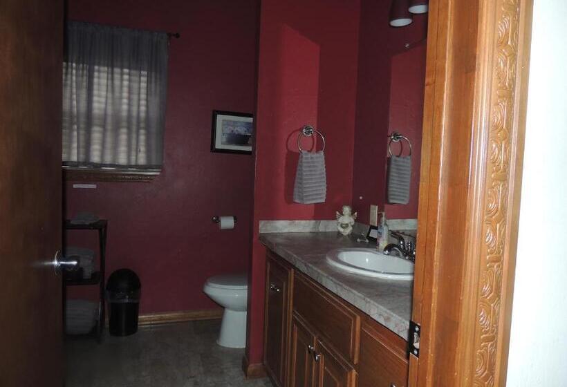 جناح ديلوكس, The Whispering Pines Inn