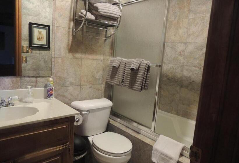 Номер Deluxe, The Whispering Pines Inn