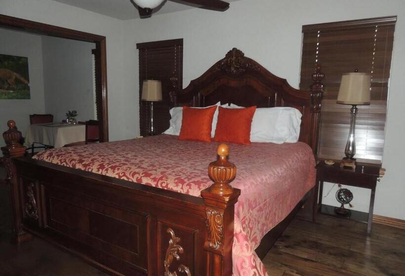 חדר דלוקס, The Whispering Pines Inn