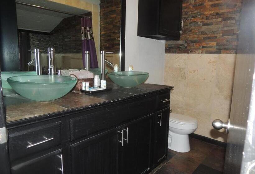 חדר סטנדרט עם מיטת קינג, The Whispering Pines Inn
