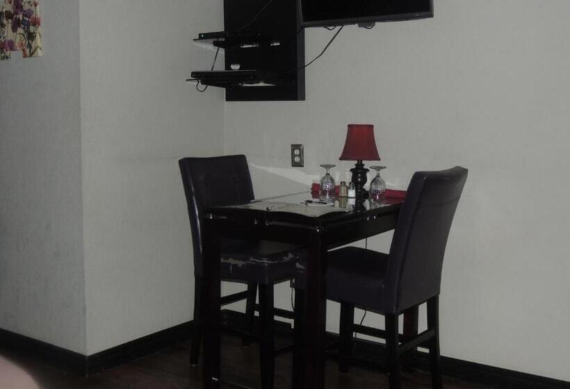 غرفة قياسية سرير كينج, The Whispering Pines Inn