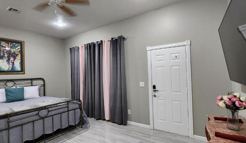 جناح مطلّ علي الحديقة, The Whispering Pines Inn